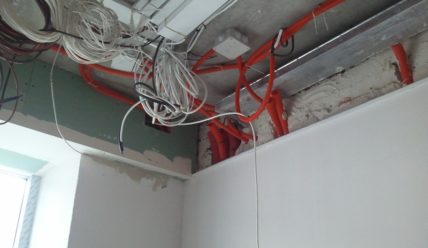 Прокладка кабеля АПС за подвесным потолком