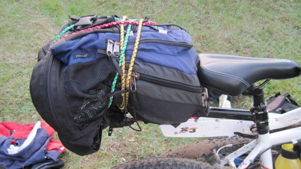 Багажник для велосипеда с рюкзаком