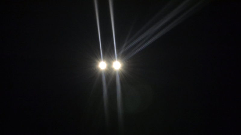 Вид на работающие светодиоды камеры DS-2CD2T27G3E-L